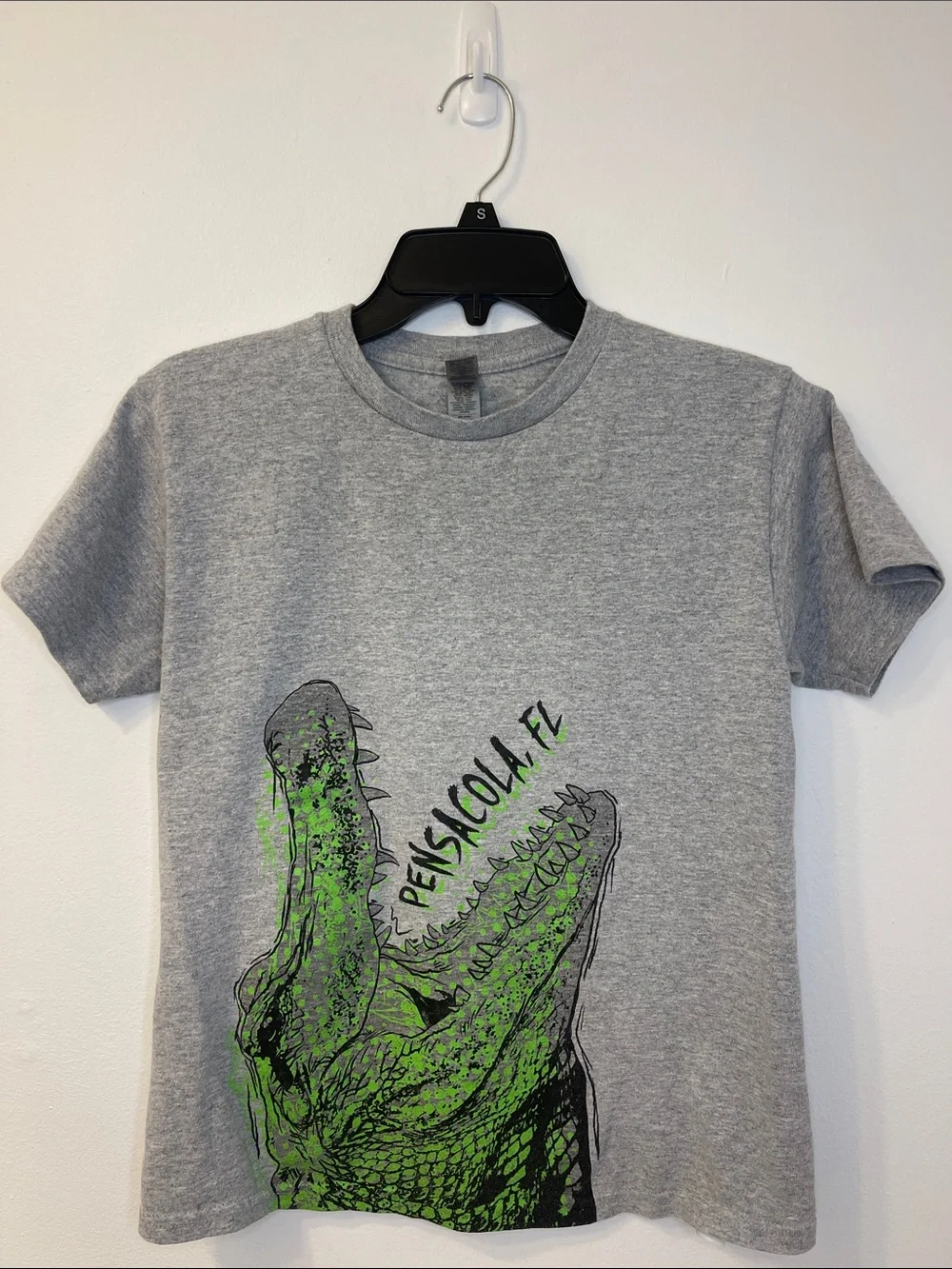 Gray Kids' Reptile Graphic Tee with Green Alligator Print Size Medium